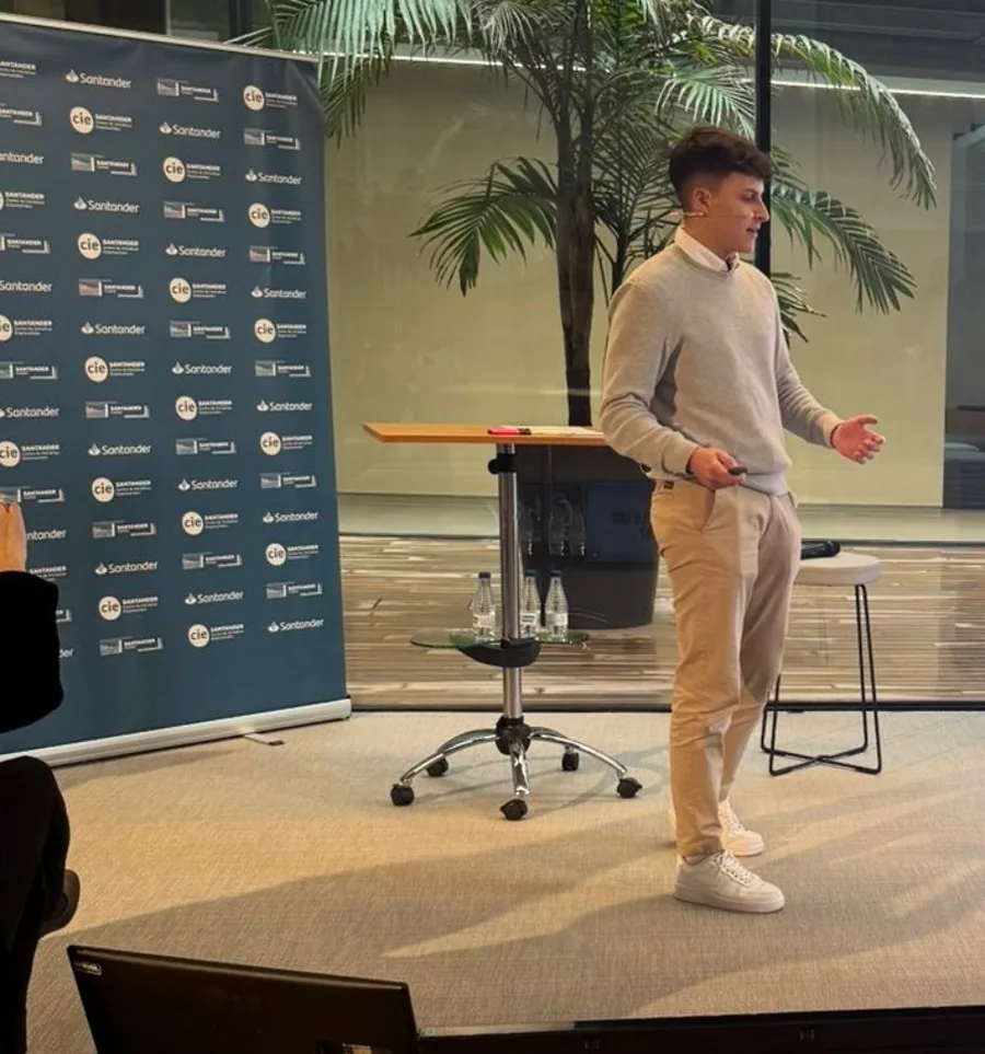 Tomás dando una charla en el CIE de Santander